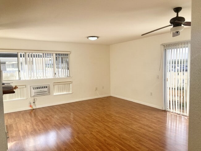 Building Photo - Highly Desirable 3 bedroom Town house in H...