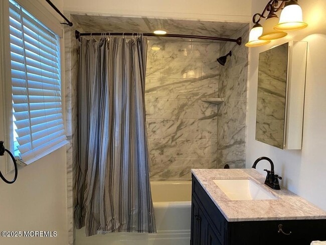 Building Photo - 327 Roosevelt Ave