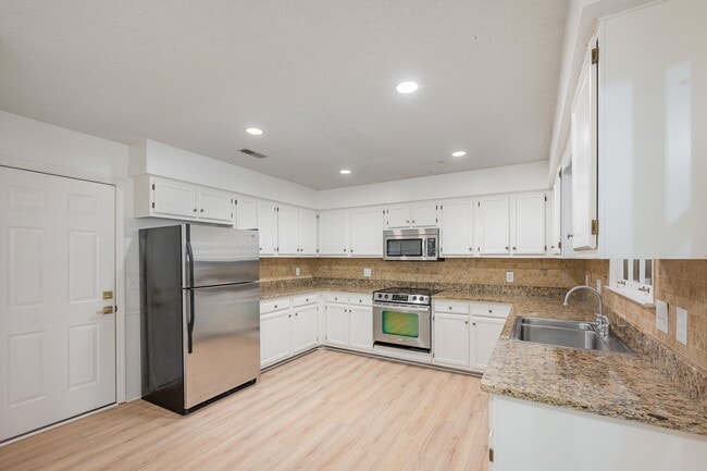 Building Photo - Charming 2-Bedroom Home with Sunroom in th...