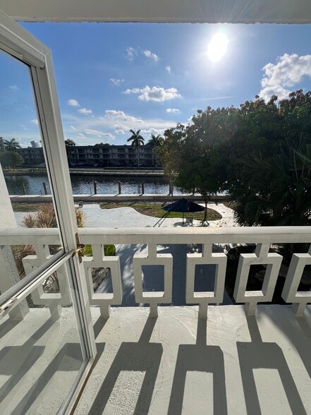 Building Photo - 467 Golden Isles Dr