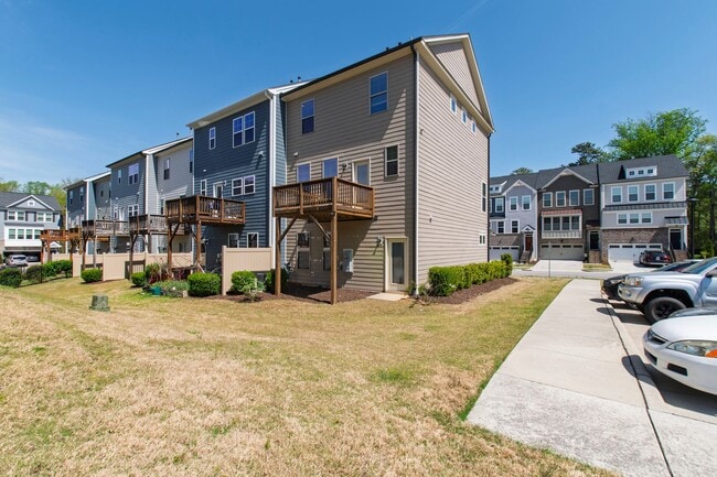 Building Photo - ***Pending*** Beautiful 4BR End-Unit Townhome in Prime Apex Location!