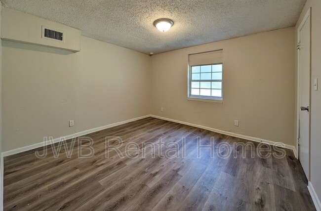 Building Photo - 5752 Iris Blvd