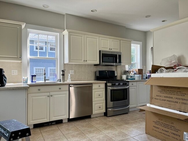 Building Photo - 72 Everett St