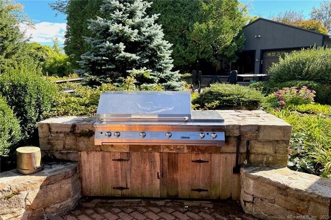 Building Photo - 11 Rolling Hills Dr