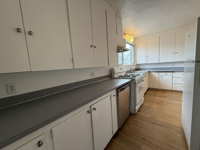 Building Photo - 777 W 10th Ave