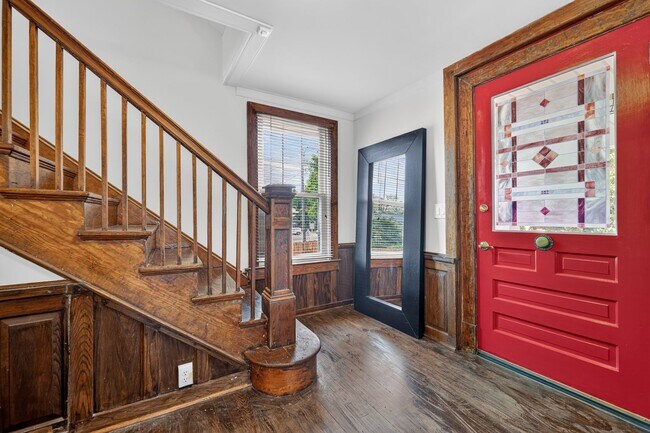 Building Photo - 907 Grandin Ave