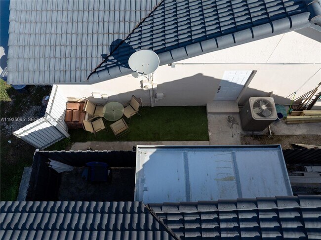 Building Photo - 3219 SW 141st Ave