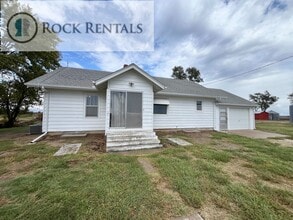 Building Photo - 2 Bed 1 Bath Country Home with New Basement