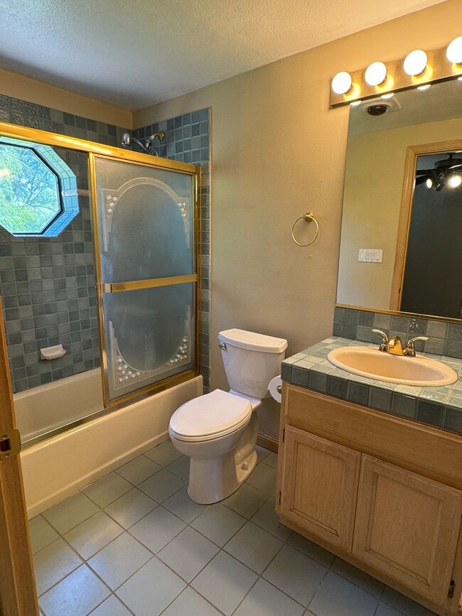Building Photo - Scenic North Auburn Living – 1 bedroom 2-S...