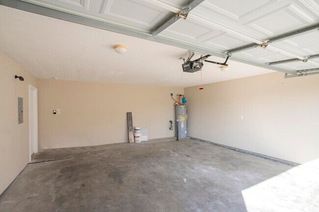Building Photo - 3 Bed w/Bonus, Large Yard in Sought After ...