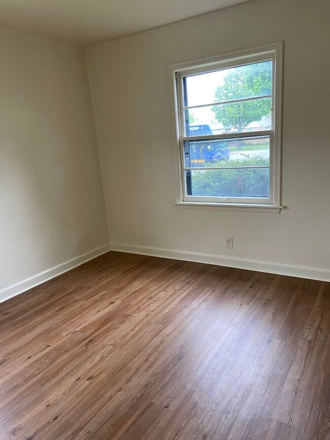 Building Photo - 2BR SINGLE FAMILY HOME, YARD, GARAGE, FULL BASEMENT, HANDY LOCATION!