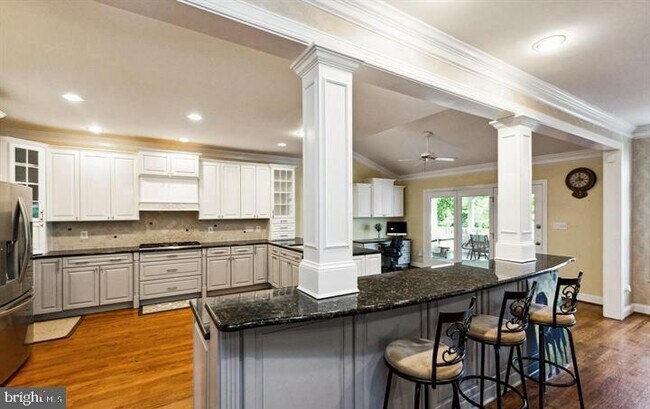 Building Photo - 10418 Willow Crest Ct