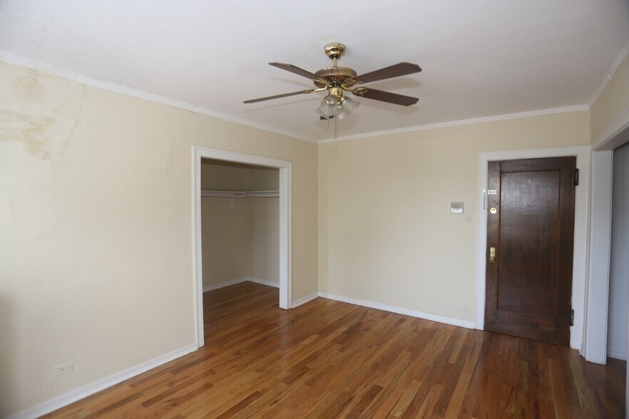 Building Photo - 629 W Belmont Ave