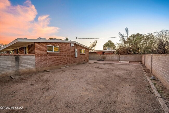 Building Photo - 5819 E Rosewood St