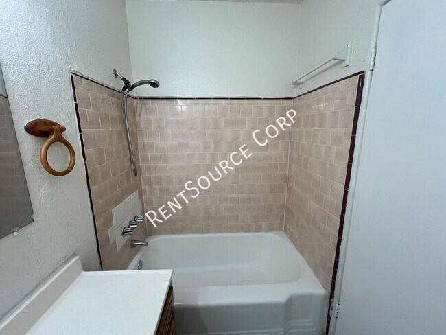 Building Photo - 808 Arville Ave