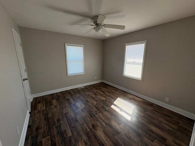 Building Photo - 2 Bedroom available now!!  $900/month!  Updated unit!!