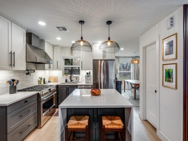 Building Photo - 2209 Fair Oaks Dr