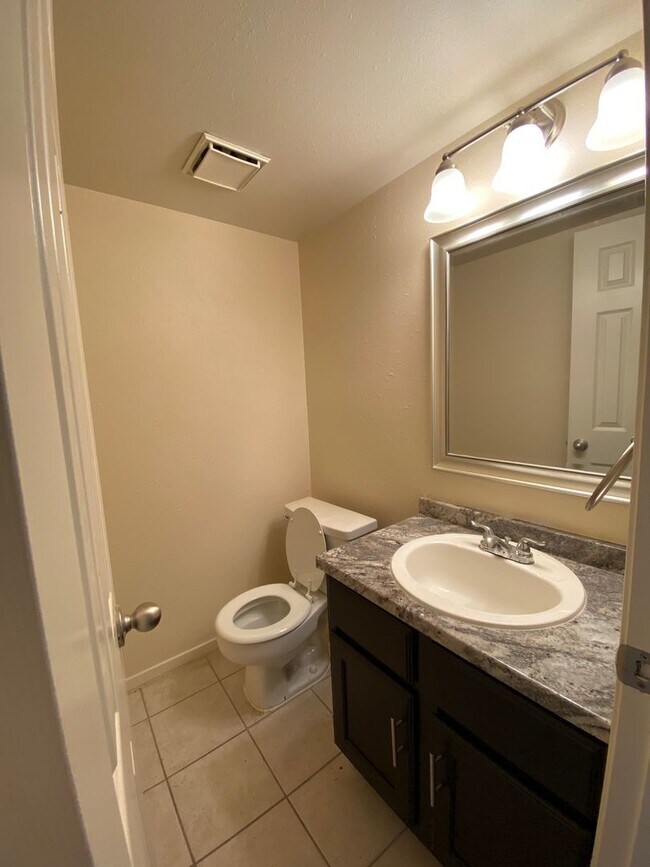 Building Photo - College Station -2 bedroom/ 2.5 bath - 2 story condo with washer/dryer!!