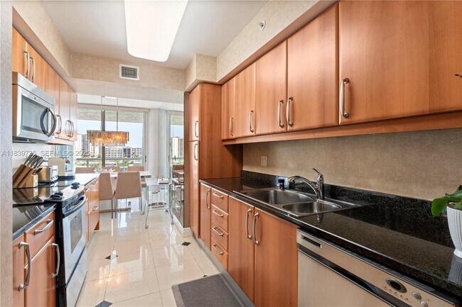 Building Photo - 16500 Collins Ave