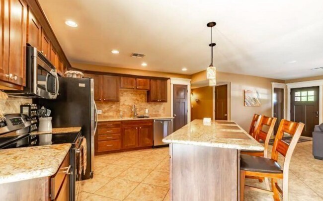 Building Photo - 1321 E La Jolla Dr