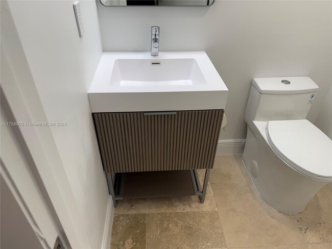 Building Photo - 540 Brickell Key Dr