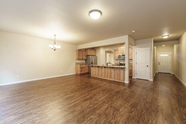 Building Photo - 3 Bedroom 2.5 Bath Townhome - Convenient R...