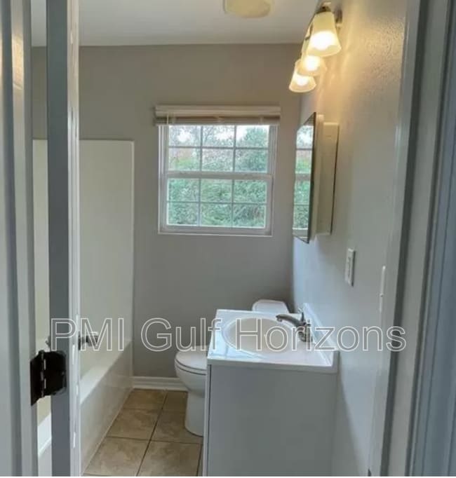 Building Photo - 5 Ellinor Ct