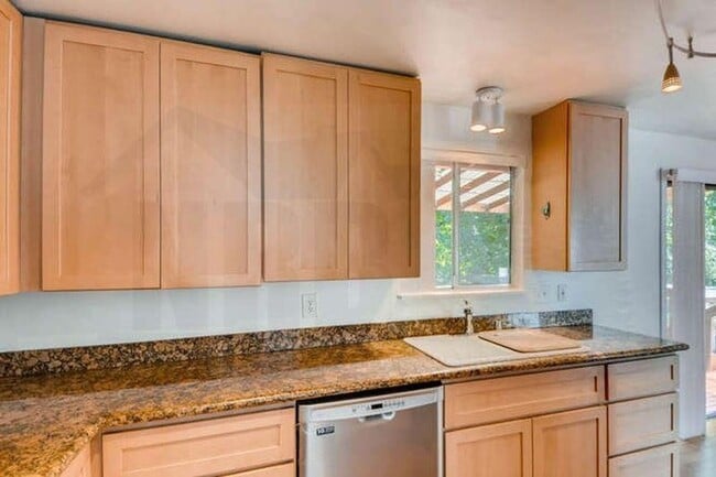 Building Photo - Gorgeous 3 Bedroom Home near Ruston Way!