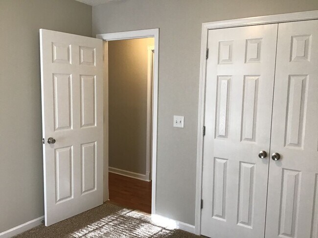 Building Photo - 3 Bedroom Condo off McConnells Hwy!  ***RE...