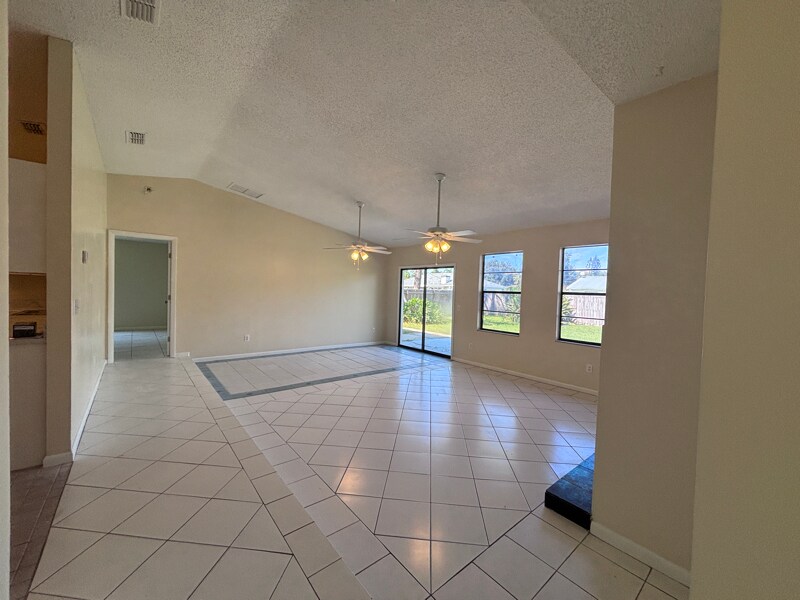 Building Photo - 3039 Queen Palm Dr