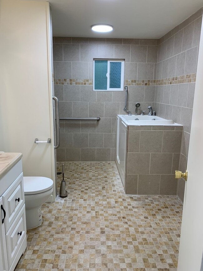 Building Photo - **Daisey King **