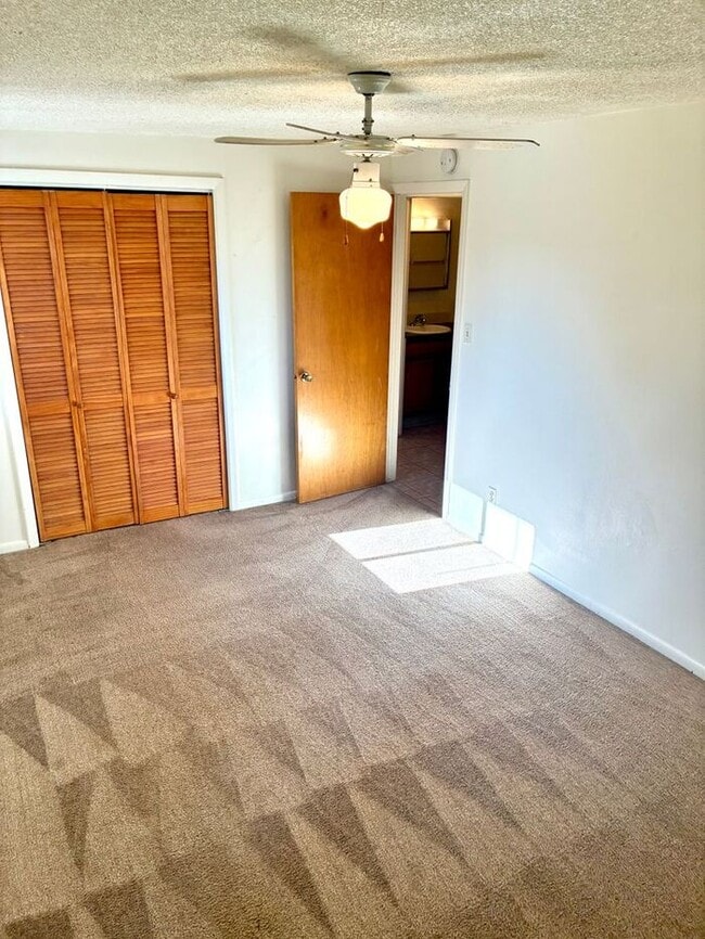 Building Photo - Great 2 bed 1 bath within 1 mile of CSU!