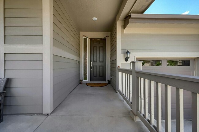 Building Photo - 15895 Red Bud Dr