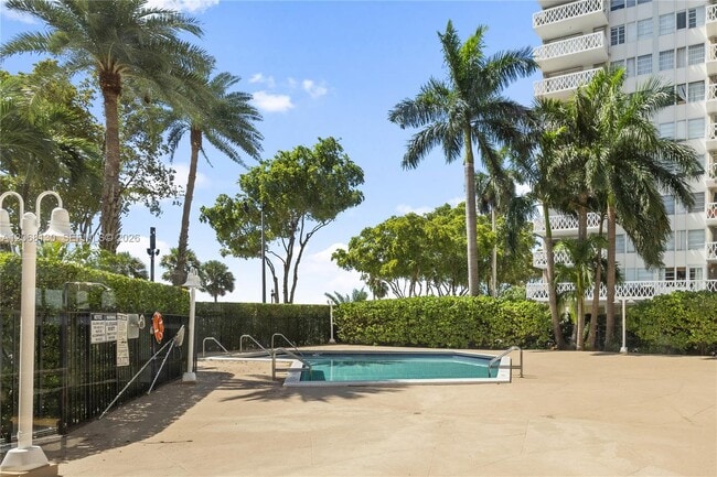 Building Photo - 1420 Brickell Bay Dr