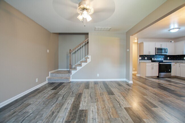 Building Photo - Pet Friendly Three Bedroom!