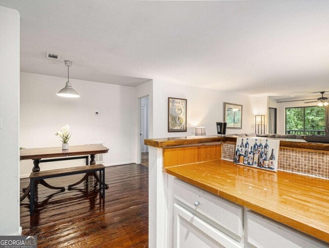 Building Photo - 3307 Pine Heights Dr NE