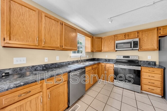 Building Photo - 211 Fall Creek Dr