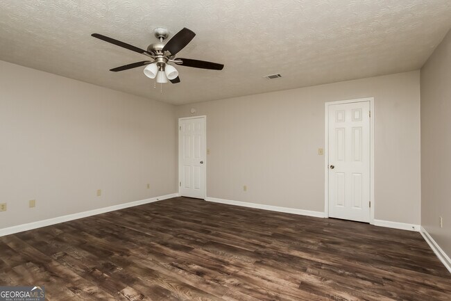 Building Photo - 8560 Glenwoods Dr