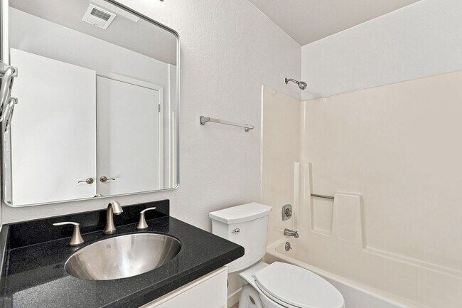 Building Photo - 320 Grapevine Pl