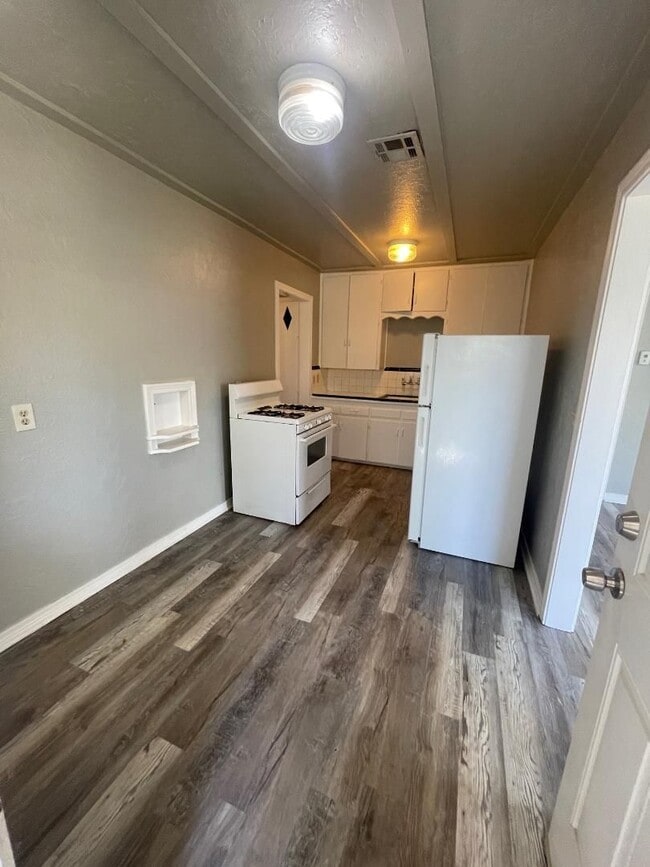 Building Photo - 1 Bed 1 Bath Duplex For Lease Now!