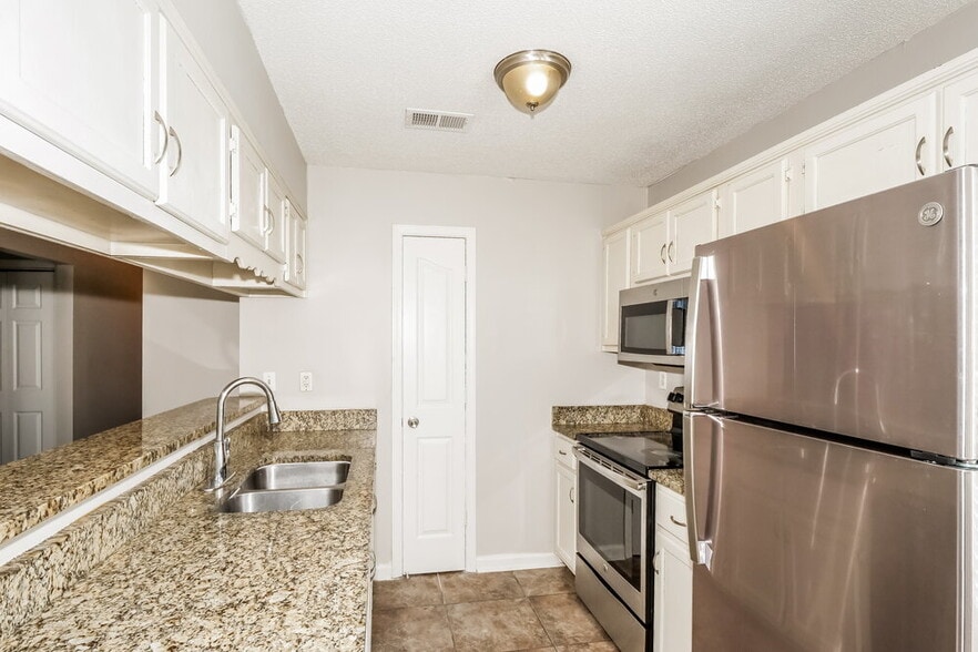 Building Photo - 1651 Thomas St