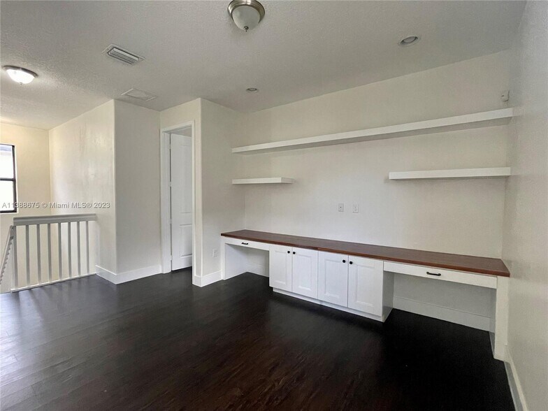 Building Photo - 3316 W 98th Pl