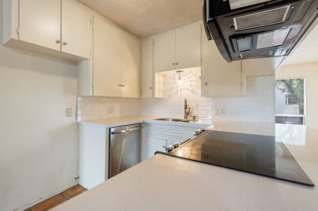 Building Photo - Available Now: Charming 3 Bed / 2 Bath in Rollingwood - Zoned to Eanes ISD - Large Yard