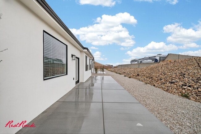 Building Photo - Stunning 4 Bedroom Home in Beautiful Desert Terrace Community