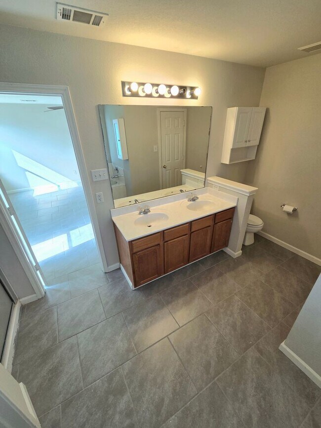 Building Photo - BEAUTIFUL AND SPACIOUS HOME