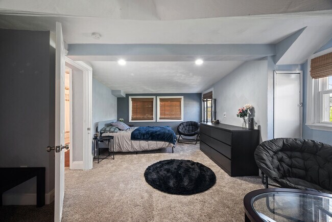 Building Photo - 3221 Locust Ave