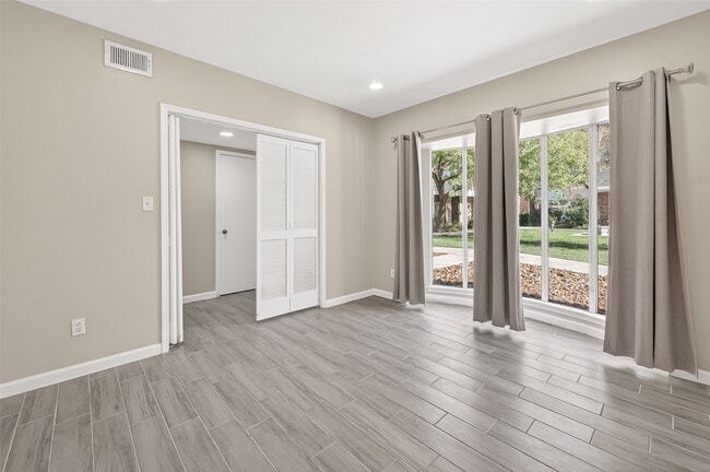 Building Photo - 10738 Briar Forest Dr