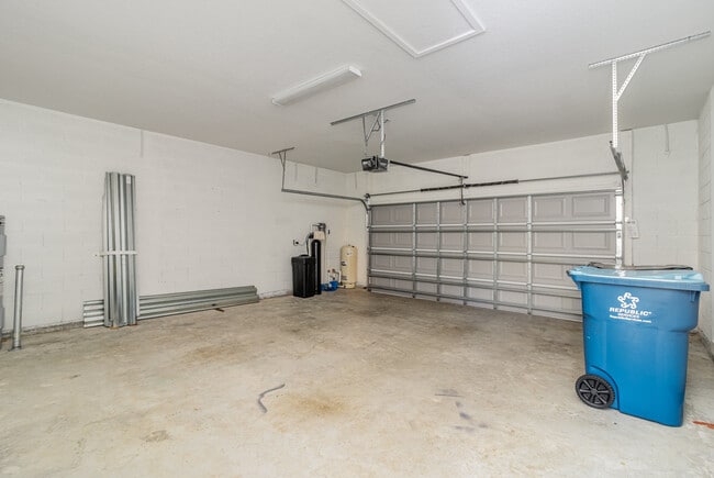 Building Photo - 1213 Waterford St SE