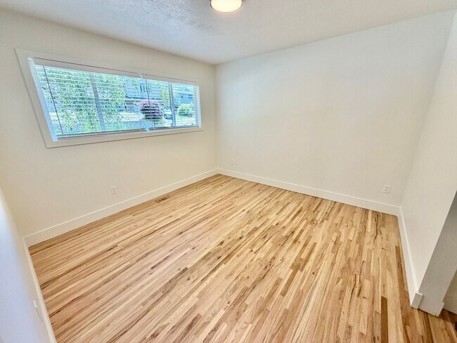 Building Photo - Freshly Remodeled 5bd/2.5bath Home w/ Daylight Basement in Heart of Multnomah Village