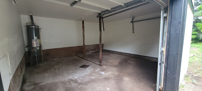 Building Photo - Great 3 bedroom/2 bath home with Oven, Ref...